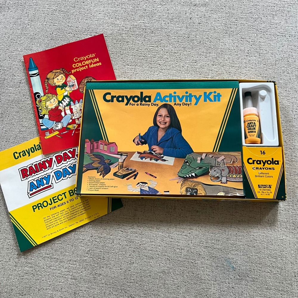 Vintage 1977‎ Crayola Activity Kit Binney & Smith Rainy Day Project Book Crayons